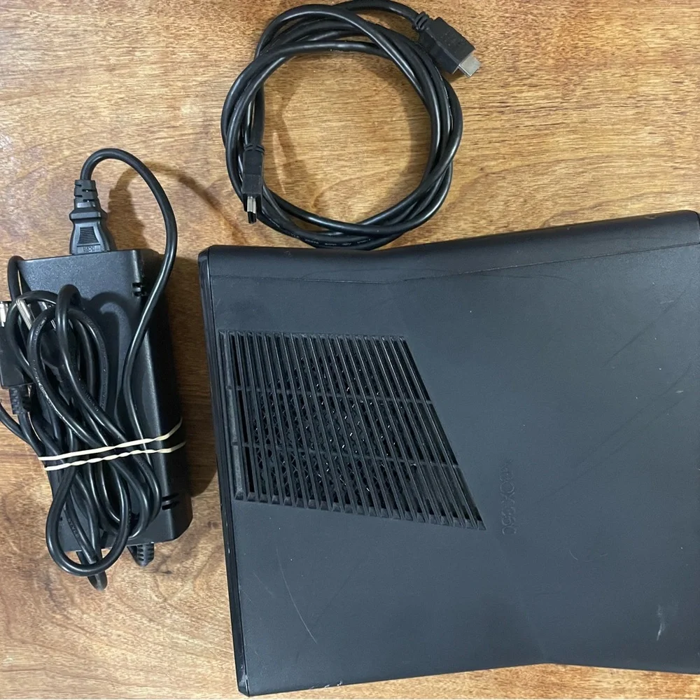 Black Xbox 360 S Console with Power plug and HDMI Tested